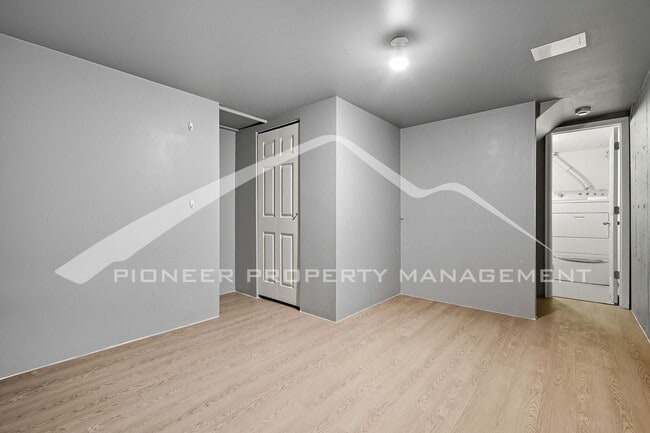 Building Photo - Spacious Home with Washer/Dryer and Fenced Yard