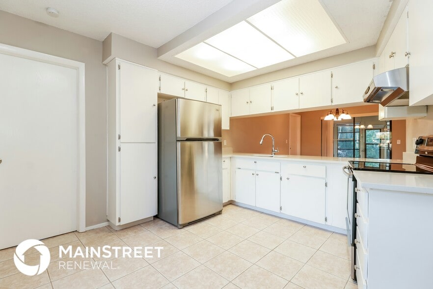 Building Photo - 16103 Villa Dr
