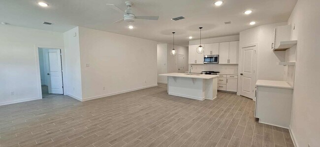 Building Photo - 8442 Bay Oaks Dr