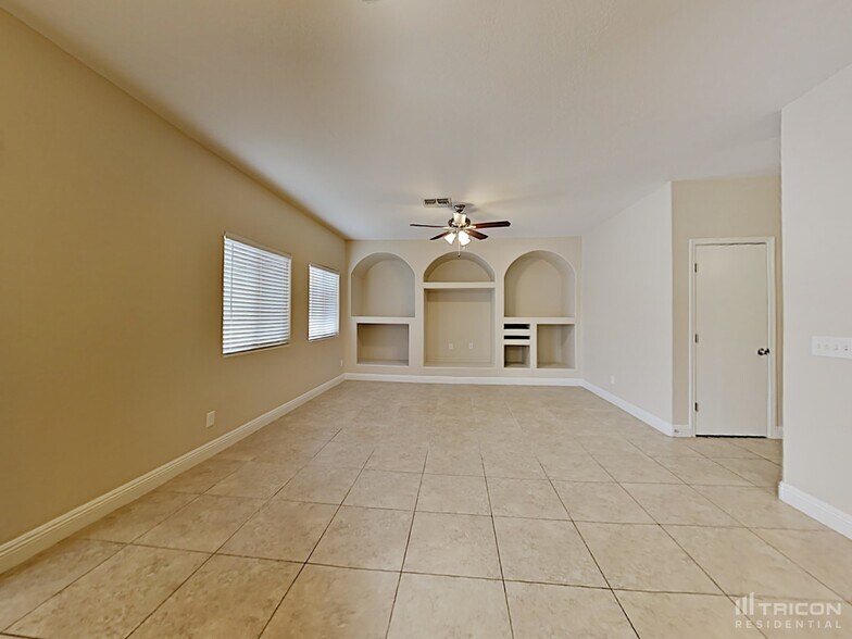 Building Photo - 2405 N 92nd Ln