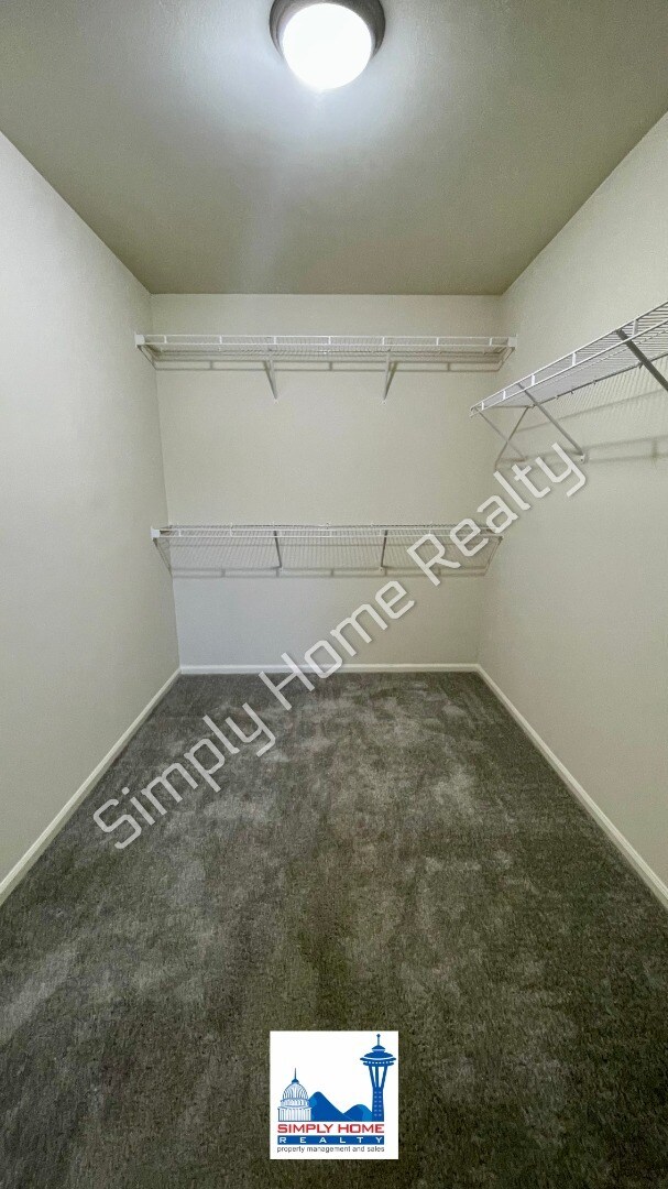Building Photo - Spacious Tumwater home with a rare downstairs bedroom and a full bathroom!
