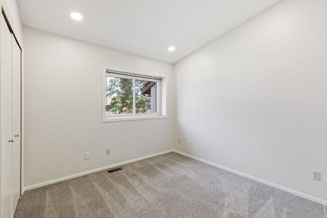 Building Photo - Conveniently Located Townhome with Garage ...