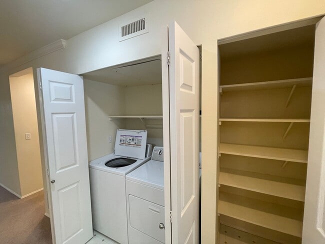 Building Photo - Sammamish - 3 BR, 2 BTH ground floor condo...