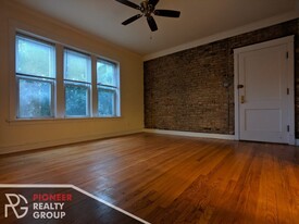 Building Photo - 3044 W Wellington Ave