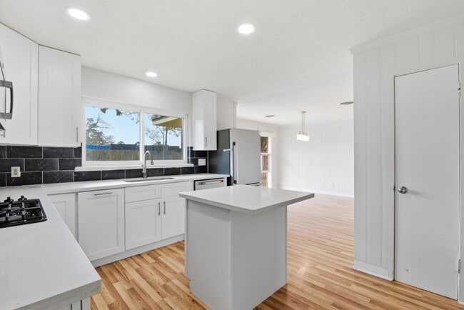 Building Photo - 4929 Libbey Dr