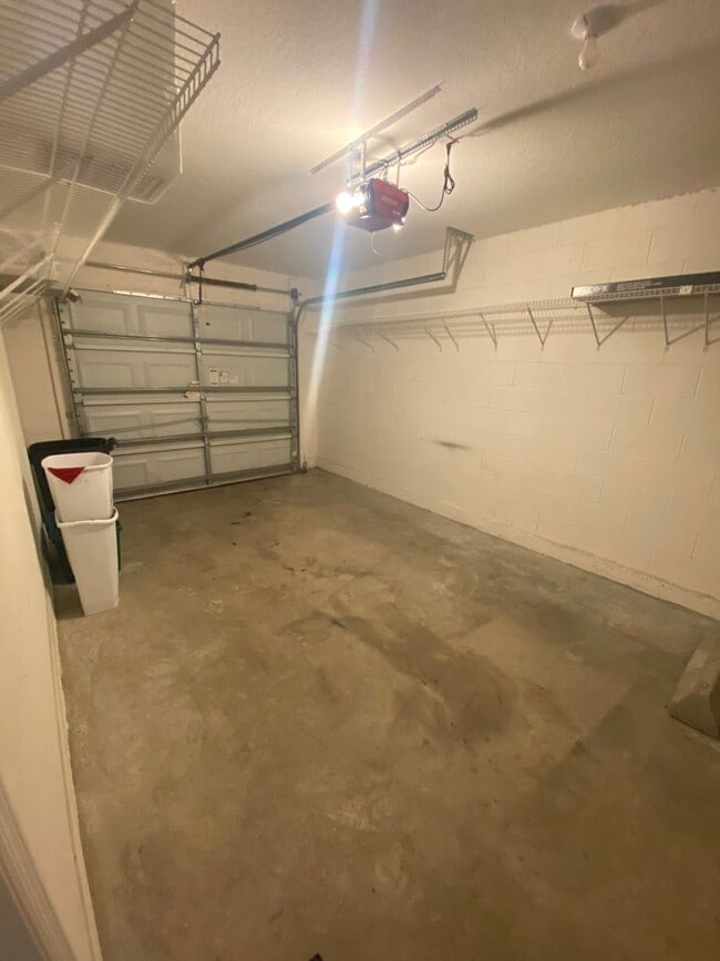 Building Photo - OVIEDO/UCF RENTAL-Fresh paint! Inviting 2 story 3 bd 2.5 bath townhouse located in Hawthorne Glen...