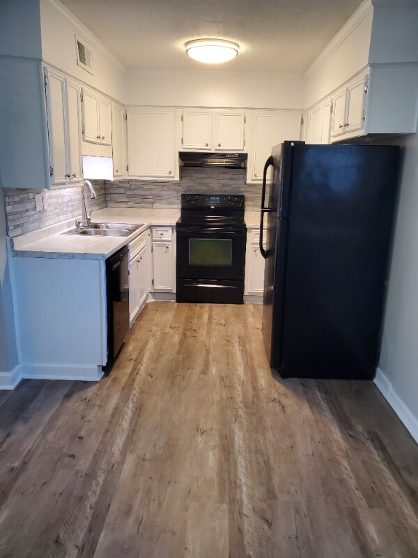Building Photo - 601 Riverhill Cir