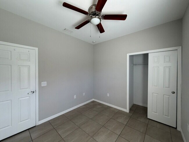 Building Photo - 523 NE 24th Ave