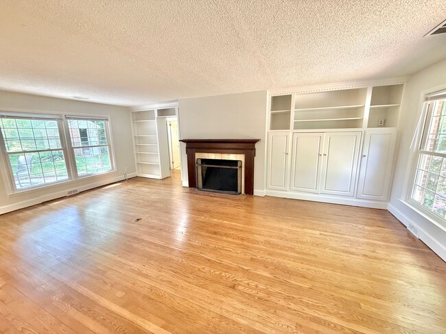 Building Photo - Beautiful 3 Bed 2 Bath Home Located Right ...