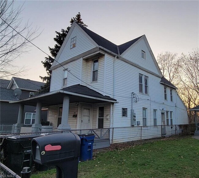 Building Photo - 1914 W 58th St