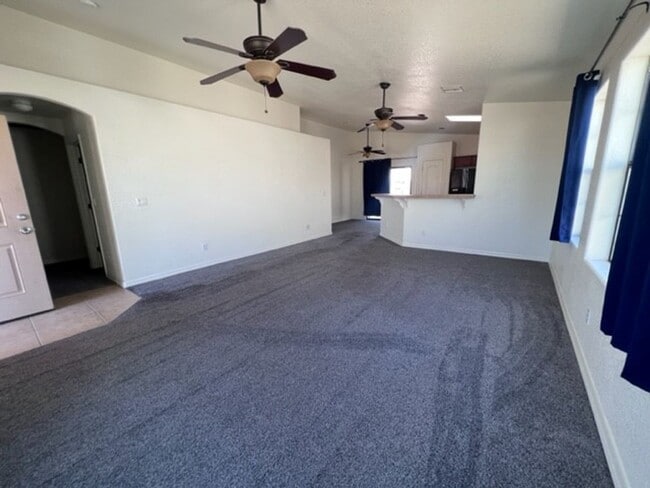 Building Photo - 3 Bedroom 2 bath Home Boat Deep Garage and...