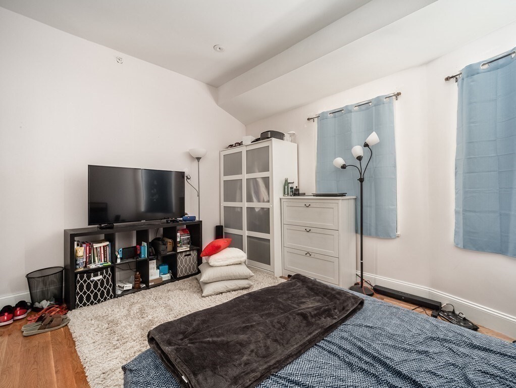 Building Photo - 44 Mozart St