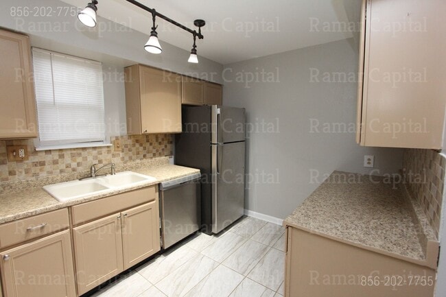 Building Photo - 3 Bedroom 1 Bath corner townhouse in Sickl...