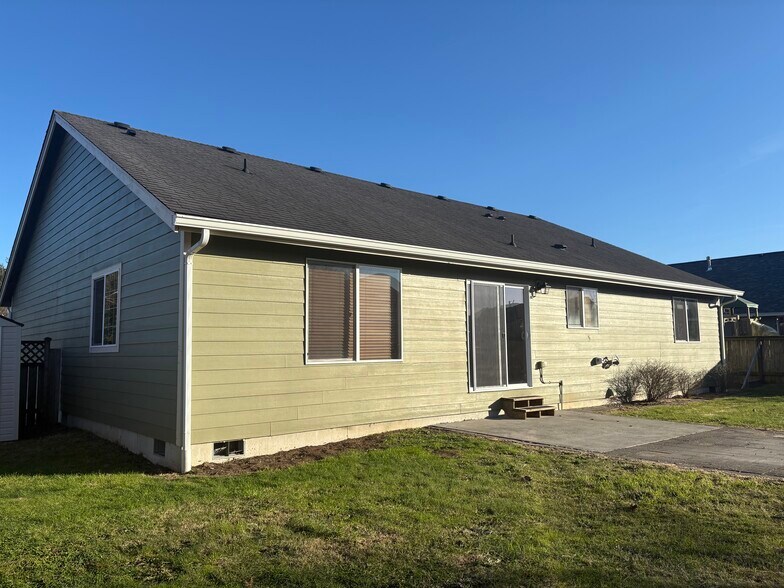 Back Yard - 311 SW Juniper Ave