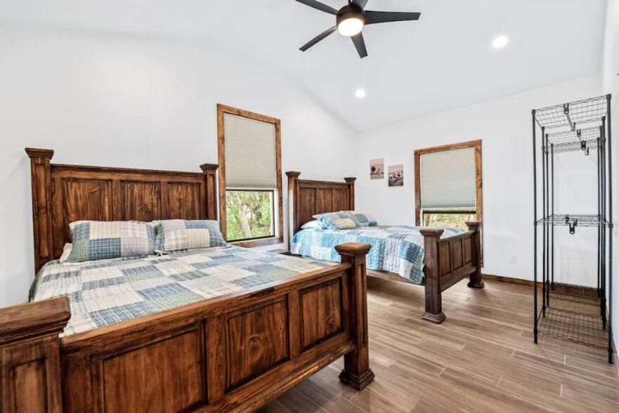 Building Photo - 1802 Mountain Vly Dr