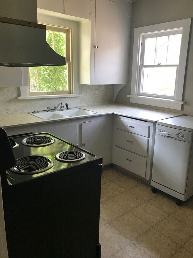 Building Photo - STUDENTS WELCOME! 5 Bed / 2 Bath Home - Walking Distance to CSU