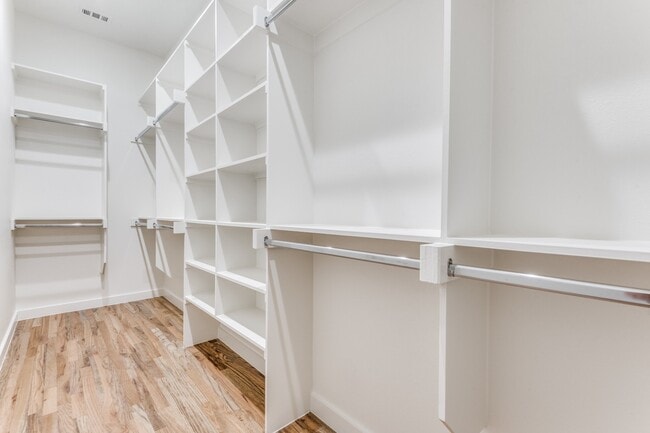 Building Photo - Tucked away Lakewood Gem, 2 story townhome, Walkable area!