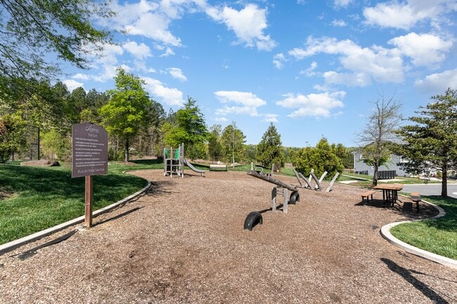 Building Photo - Gorgeous 5 Bedroom Home with First Floor In-law Suite & 3 Car Garage, Golf Course, Pool, Tennis a...