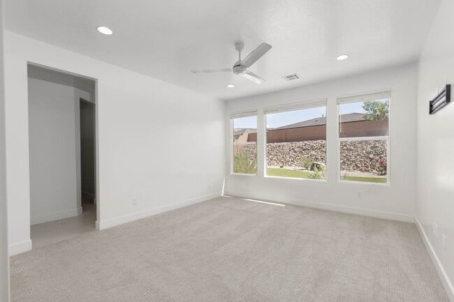 Building Photo - 3 bed plus office / 2.5 bath / 3 car Singl...