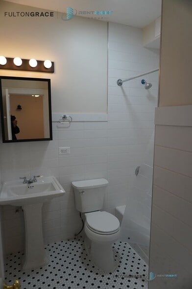 Building Photo - 2065 W Lawrence Ave