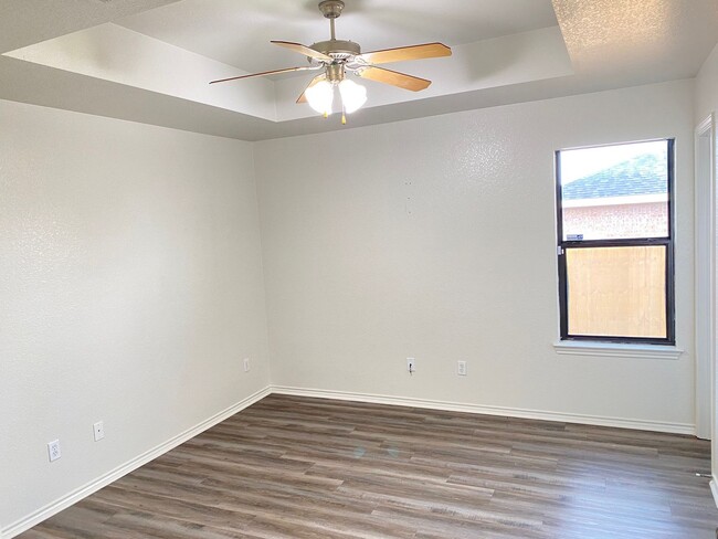 Building Photo - Newly Renovated 4 bedroom 2 bath home avai...