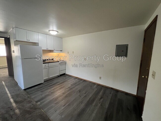 Building Photo - 714 N Oak St