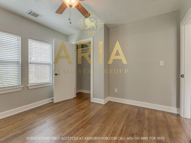 Building Photo - Updated & Adorable 2 Bed/1 Bath Space in t...