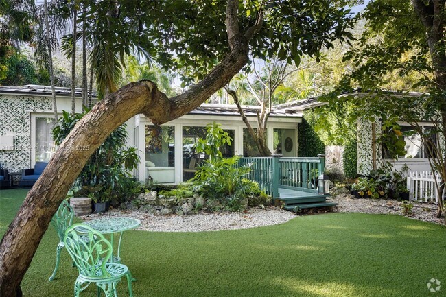 Building Photo - 4085 Poinciana Ave
