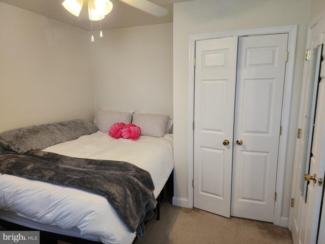 Building Photo - 300 E Elm St