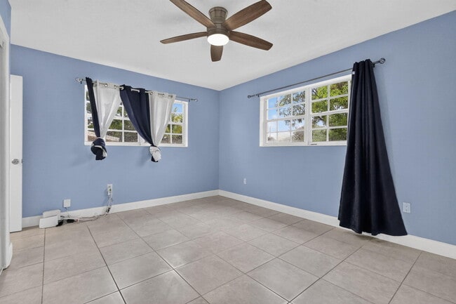 Building Photo - 2707 Bahama Dr