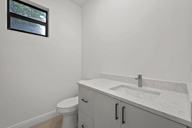 Building Photo - 633 55th St