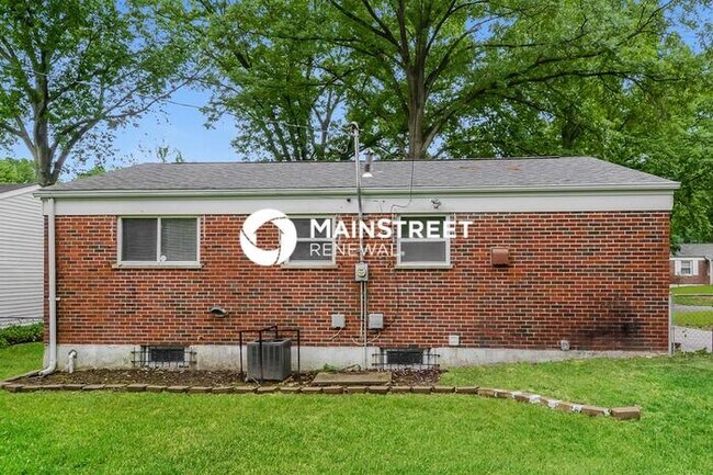 Building Photo - 3 Bedroom Pet-Friendly Home in St. Louis, MO with Main Street Renewal