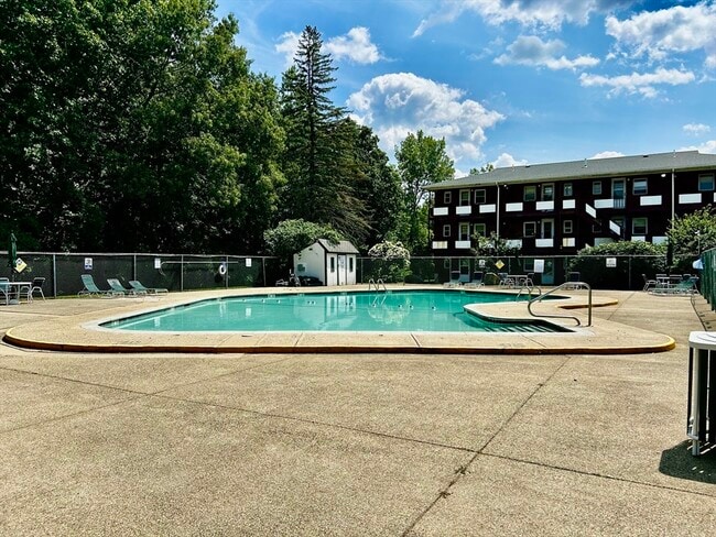 Building Photo - B2 Colonial Dr
