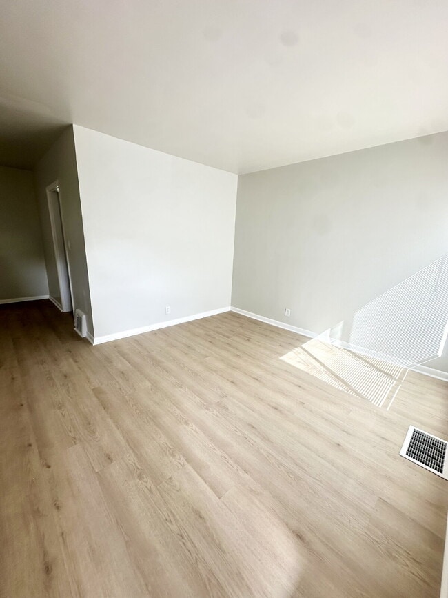 Building Photo - 716 E 17th St