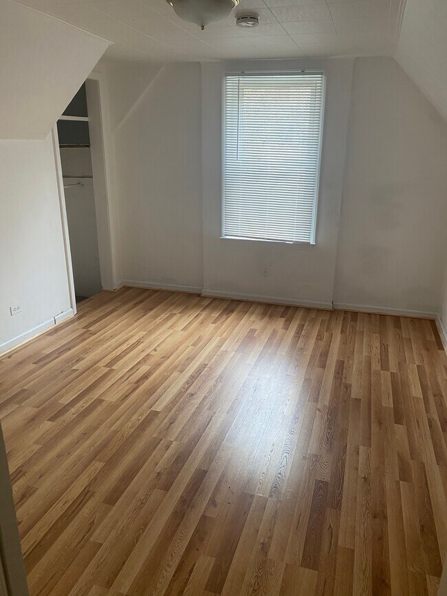 Second bedroom with 1 closet - 111 Redlyn St