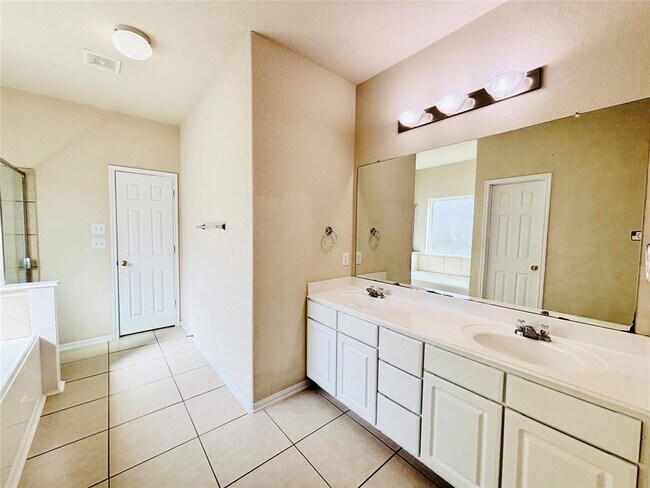 Building Photo - 14851 Fir Knoll Way