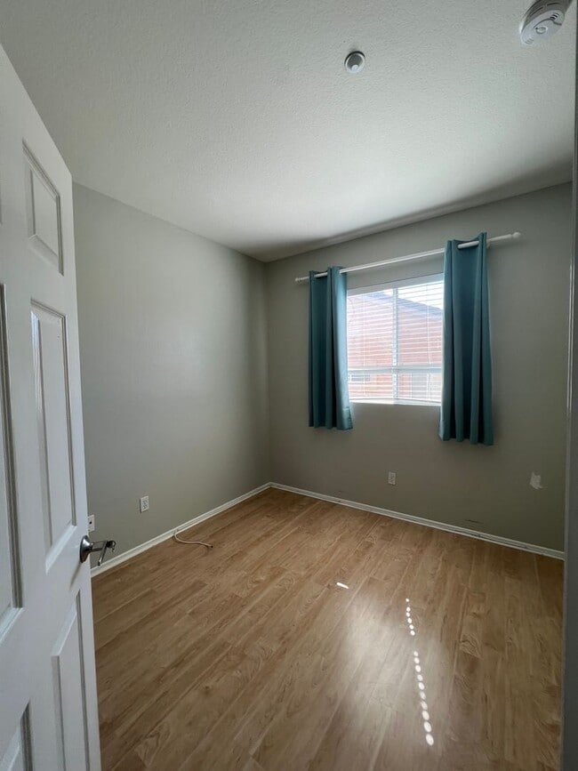 Building Photo - 3 Bed, 2.5 Bath Townhome in gated Park Lane Community