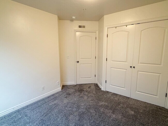 Building Photo - 496 S 2150 W