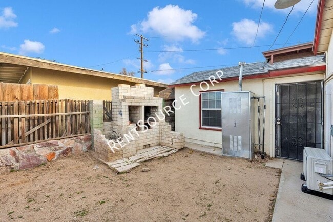 Building Photo - 1040-1042 Flora St