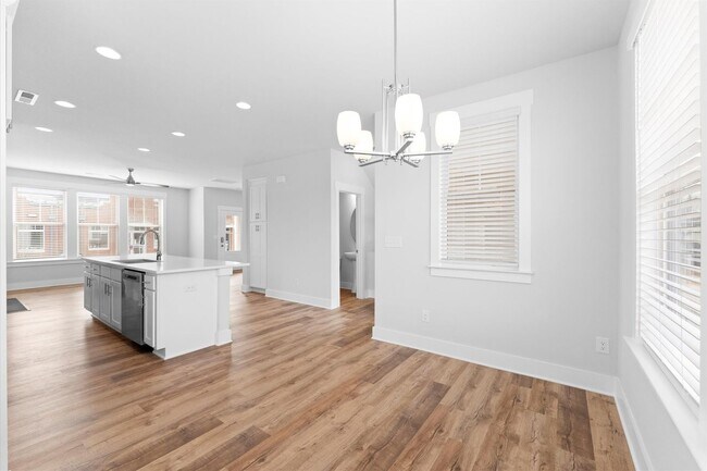 Building Photo - Lake Access End-Unit Townhome | Walk to Downtown Davidson | 3BR + Guest Suite