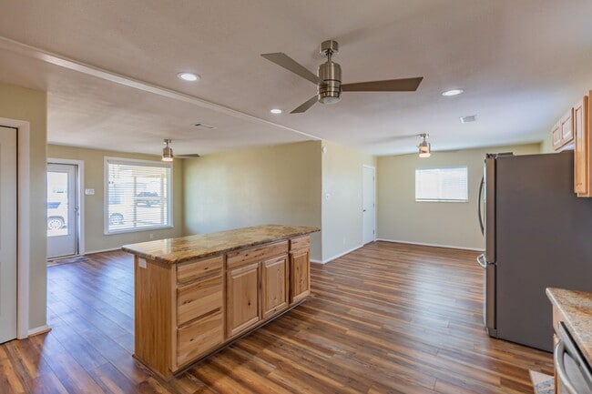 Building Photo - Charming 3 Bed 1 Bath Home