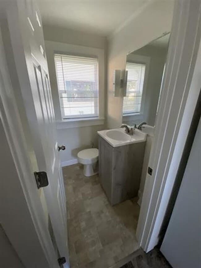 Building Photo - 1133 Lincoln St