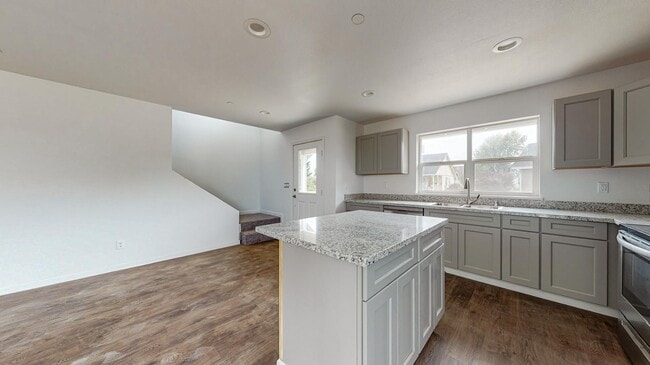 Building Photo - 2352 Karen Ct