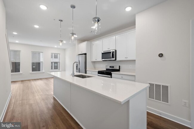 Building Photo - 210 Sundrop Ln