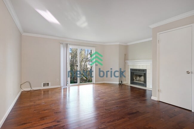 Building Photo - A Cozy 3 Bedroom and 2.5 Bathroom Property