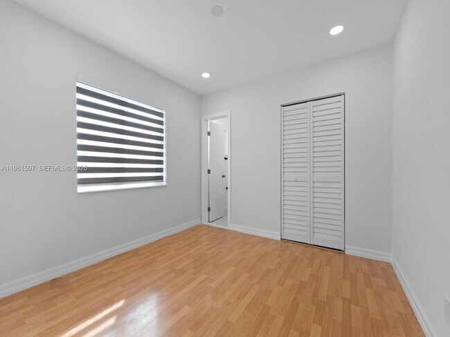 Building Photo - 104 E 58th St