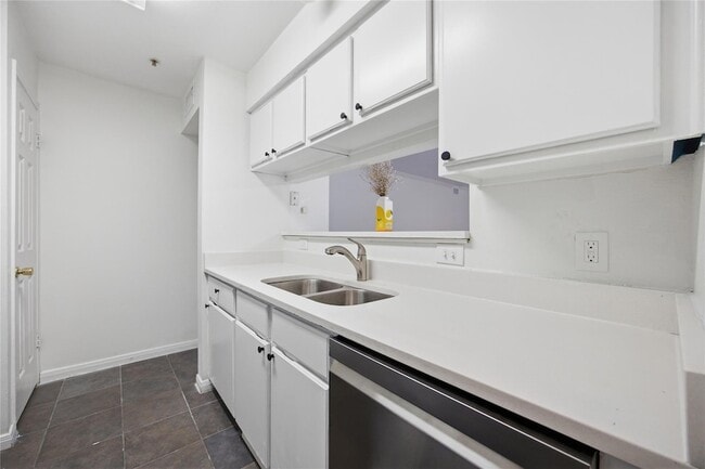 Building Photo - 501 W 26th St