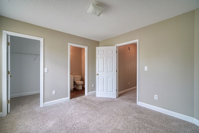 Building Photo - Freshly Renovated 2 BR, 2.5 BA Townhome Ce...