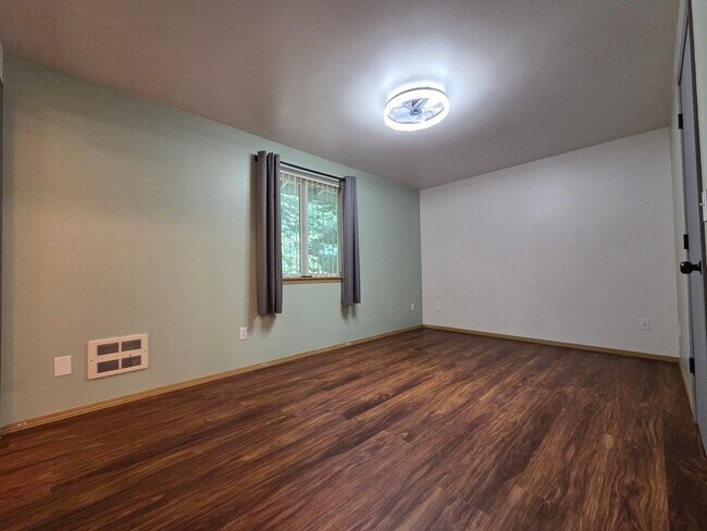 Building Photo - Charming Rambler in Gated Clearwood Community