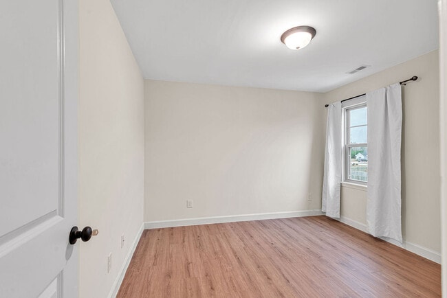 Building Photo - 303 Channel Run Ln